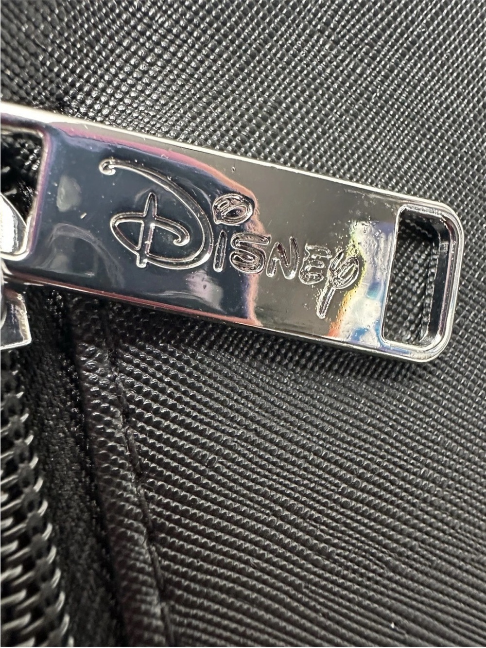 BRAND NEW DISNEY MINNIE MOUSE CROSSBODY PURSE PASSPORTS TRAVEL BAG 8.5”x 10.5” - Picture 12 of 13